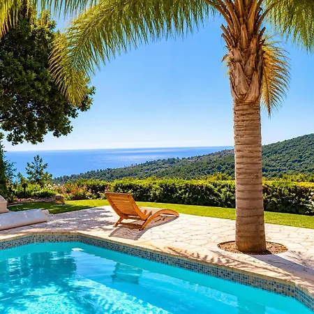 Avec Piscine Et Vue à Cavalaire-sur-Mer